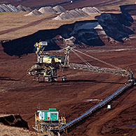 Bruinkool wordt opgegraven door graafwielbaggers in open bruinkoolmijn, Saksen-Anhalt, Duitsland

